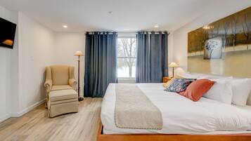 Suite junior, 1 cama King size | Escritorio, cortinas blackout y tabla de planchar con plancha