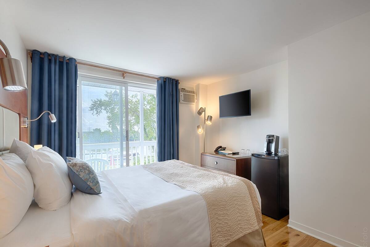 Room, 1 Queen Bed, River View (Champêtre, Pavillon Victor) | Desk, blackout drapes, iron/ironing board, rollaway beds (surcharge)