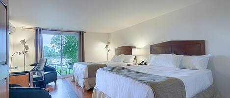 Chambre supĂ©rieure, 2 grands lits (Pavillon Desmarais) | Bureau, rideaux dâobscurcissement, fer et planche Ă repasser