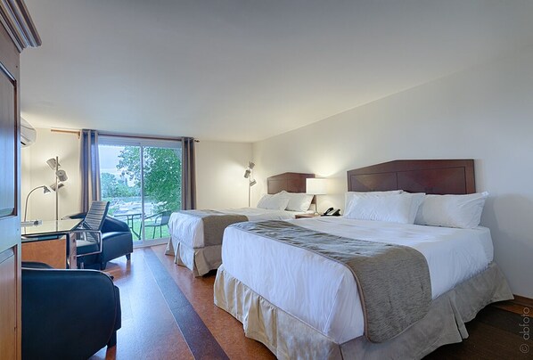 Habitación superior, 2 camas Queen size (Pavillon Desmarais) | Escritorio, cortinas blackout y tabla de planchar con plancha