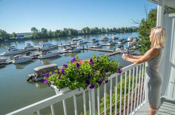 Quang cảnh mặt nước