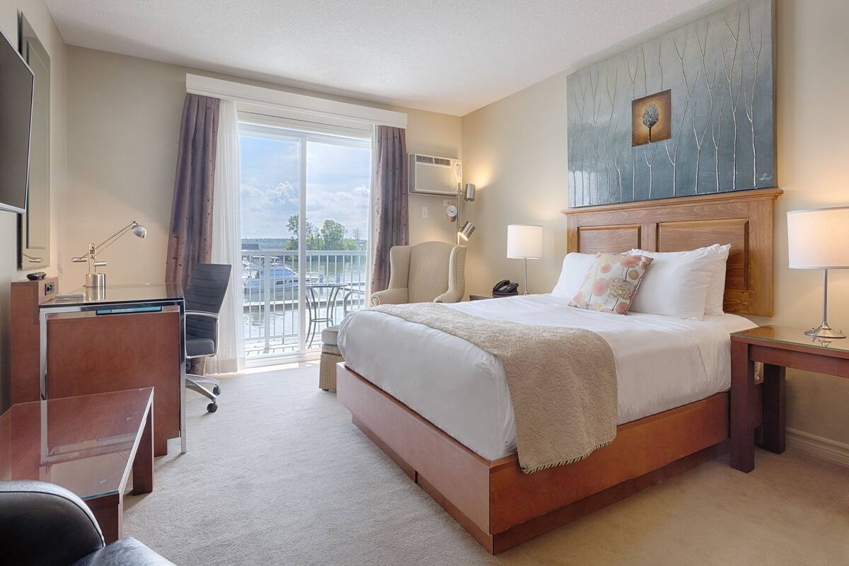 Superior Room, 1 Queen Bed | Desk, blackout drapes, iron/ironing board, rollaway beds (surcharge)