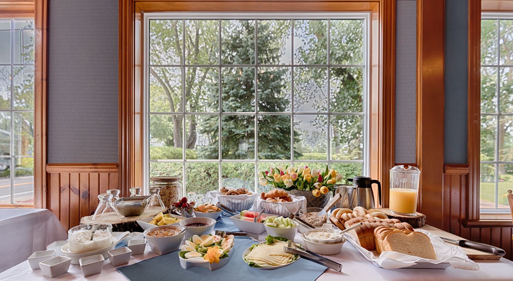 Daily continental breakfast (CAD 31.62 per person)