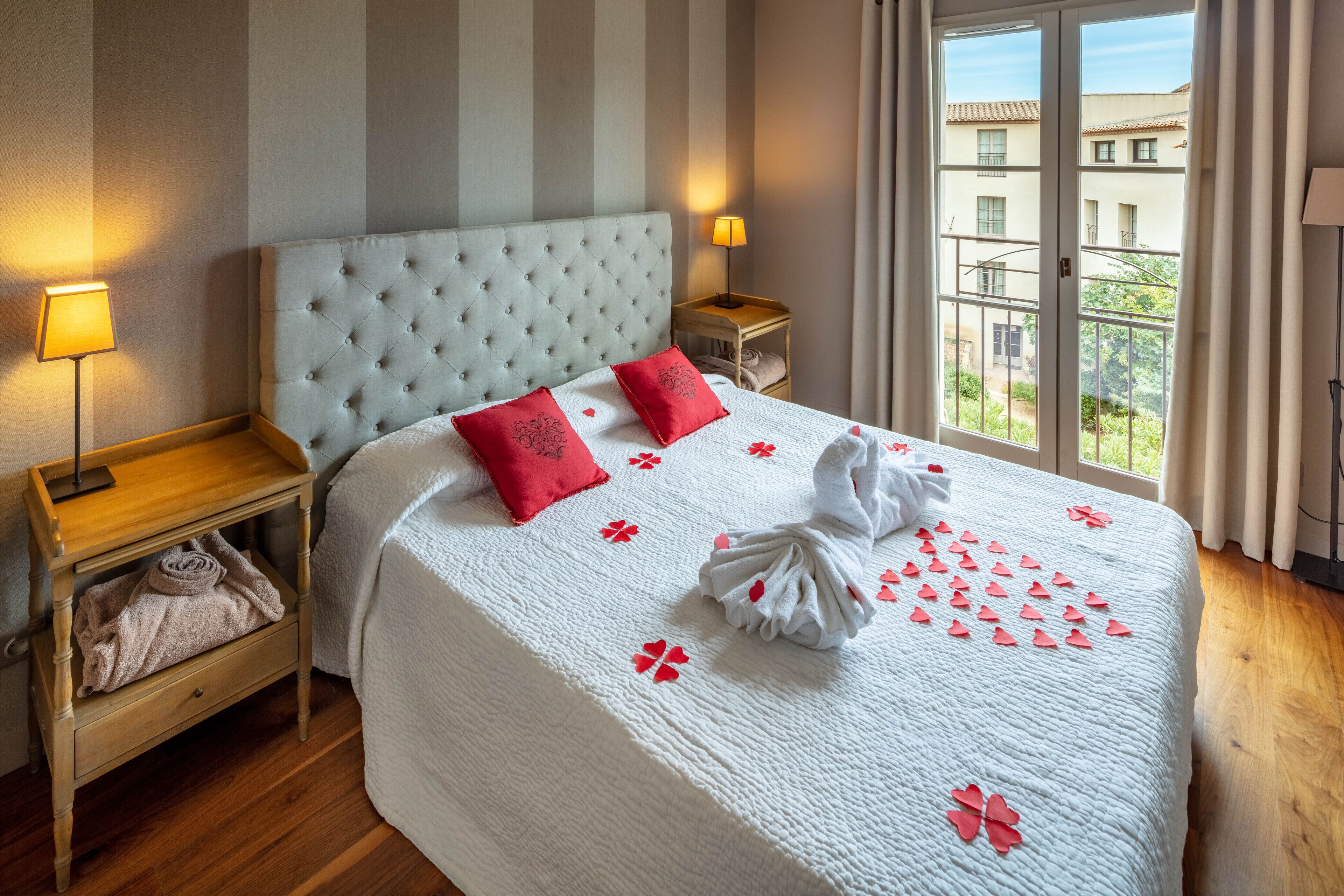 executive suite, hot tub (43m2) | in-room safe, individually decorated, soundproofing