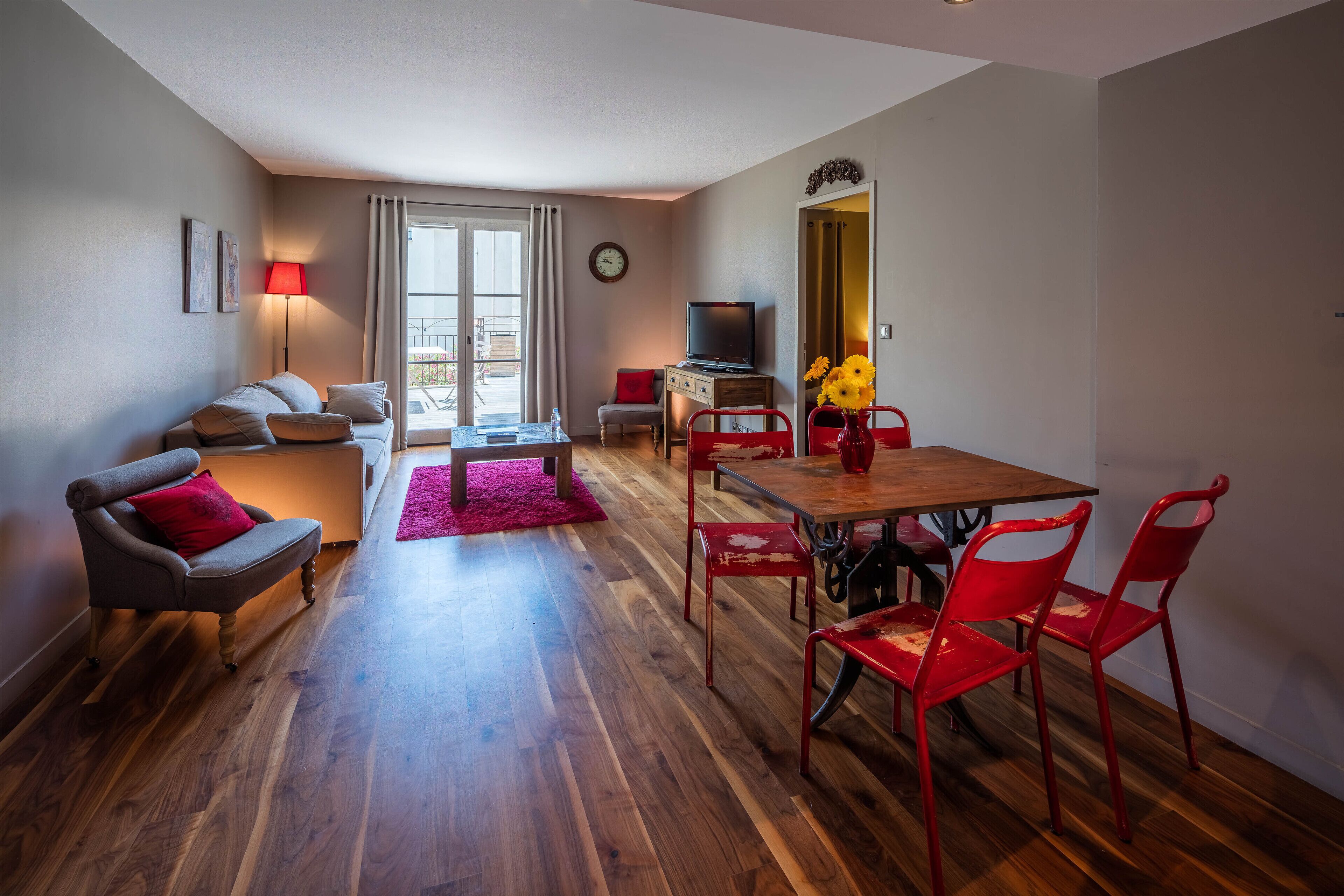 Executive Suite, Hot Tub (43m2) | Living area | LCD TV