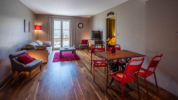 Executive Suite, Hot Tub (43m2) | Living area | LCD TV