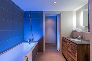 Suite ejecutiva, bañera de hidromasaje (43m2) | Baño | Toallas