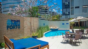 Outdoor pool, sun loungers - Hotel Porto da Praia (Maceio)