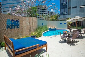 Outdoor pool, sun loungers - Hotel Porto da Praia (Maceio)