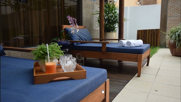 Outdoor pool, sun loungers - Hotel Porto da Praia (Maceio)