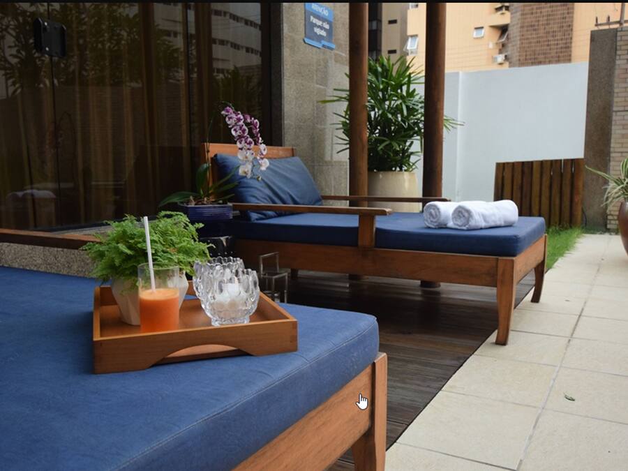 Alberca al aire libre y camastros