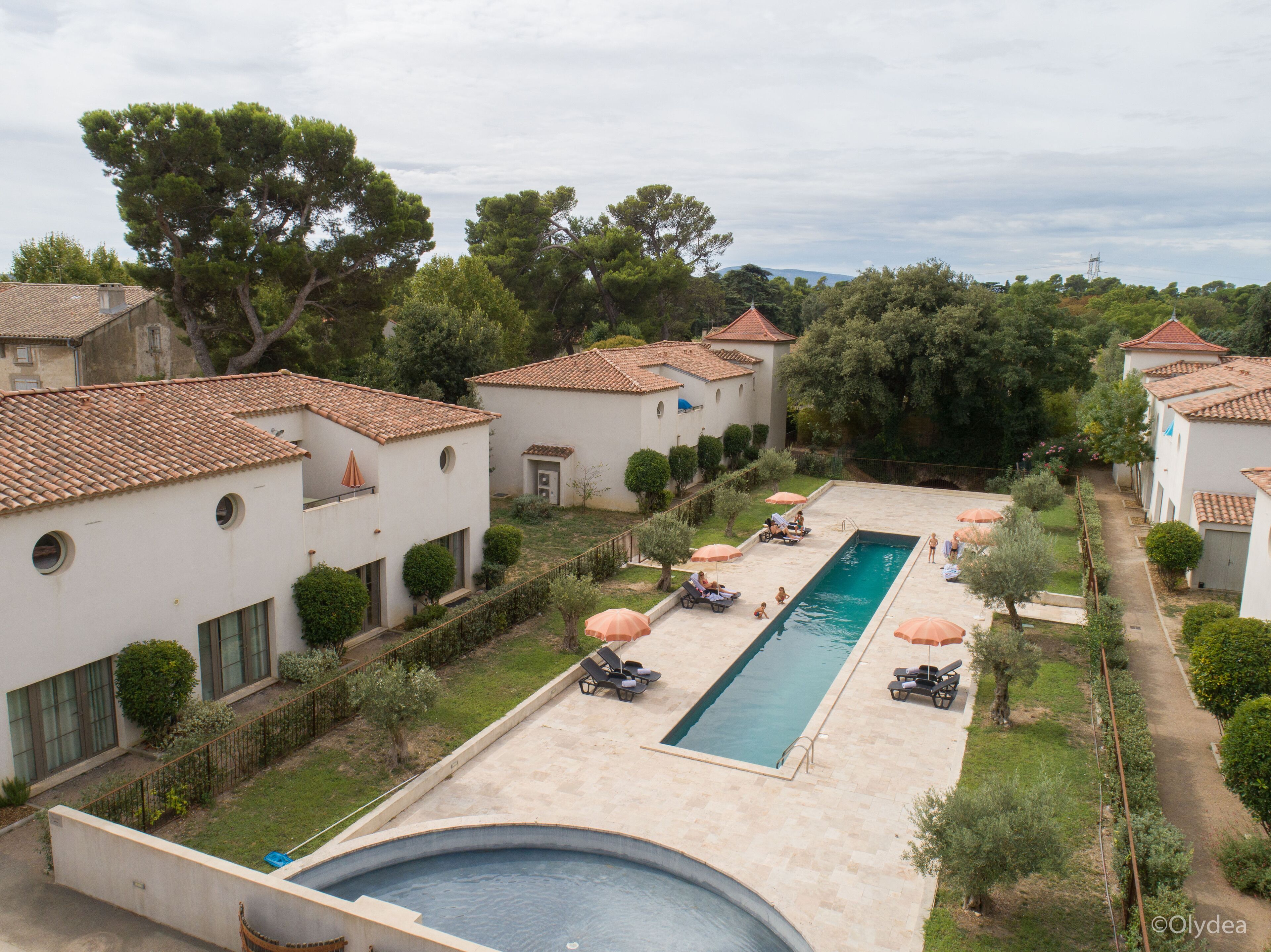 seasonal outdoor pool, pool loungers