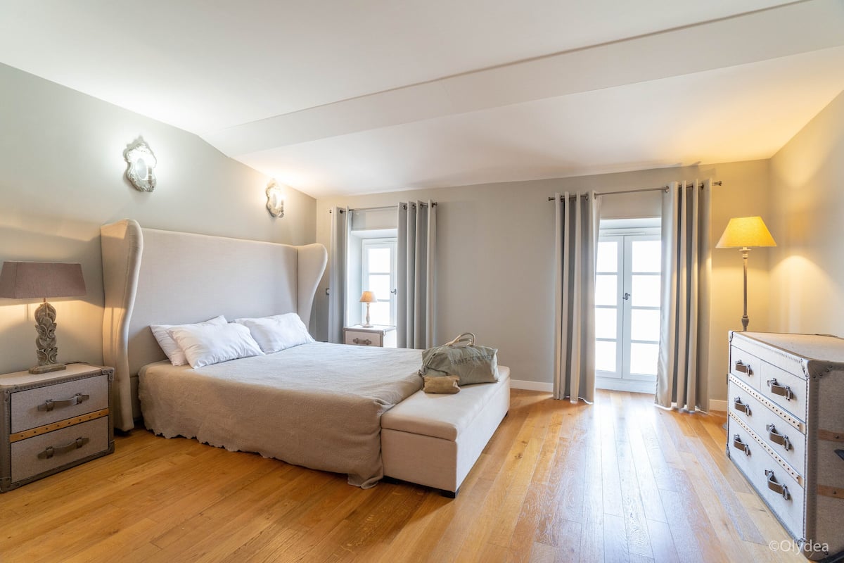 soundproofing, free wifi