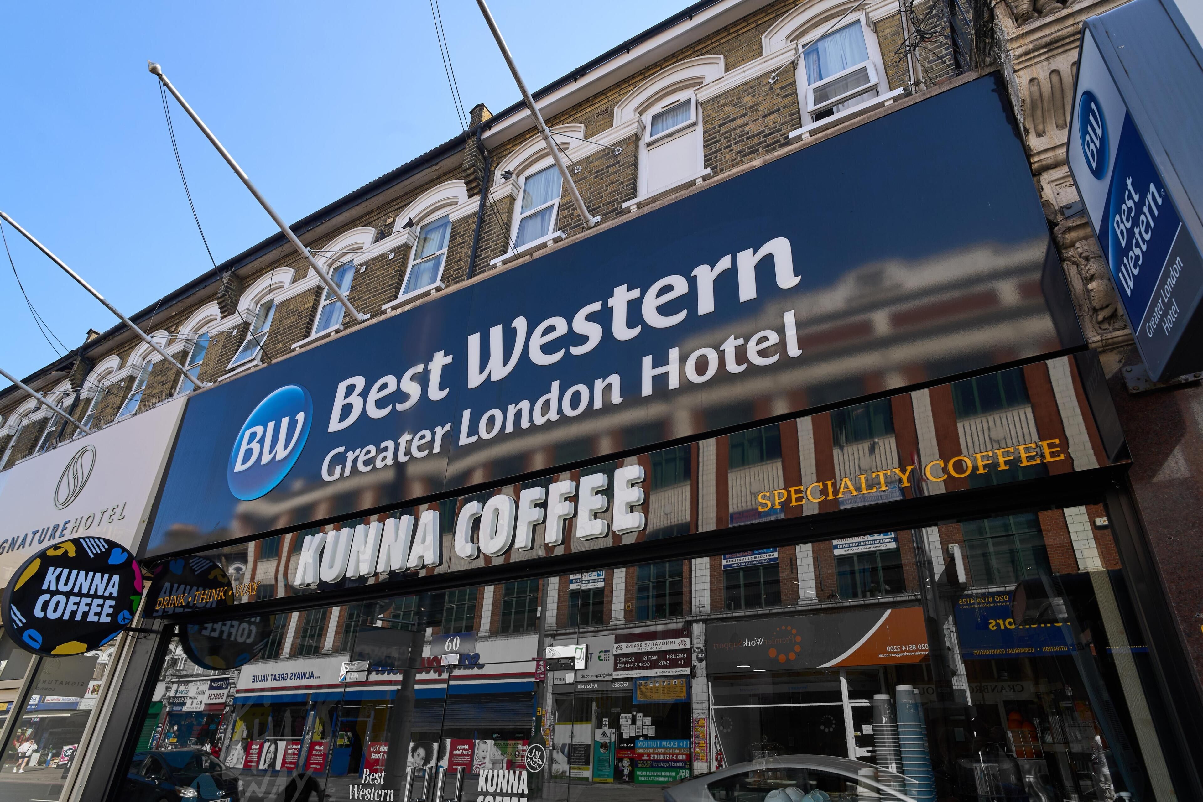 La façade d’un hôtel avec une enseigne indiquant « Best Western Greater London Hotel » et « Kunna Coffee ».