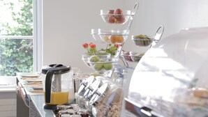 Montaje de bufé con diferentes alimentos y una licuadora.