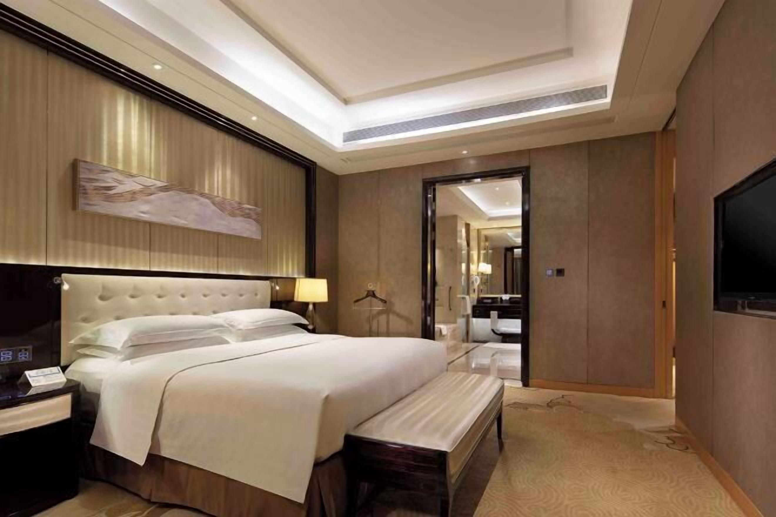 Cofres nos quartos, cortinas blackout, quartos à prova de som