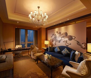 42-inch LCD TV with cable channels, TV, pay movies - Hilton Zhengzhou (Zhengzhou)