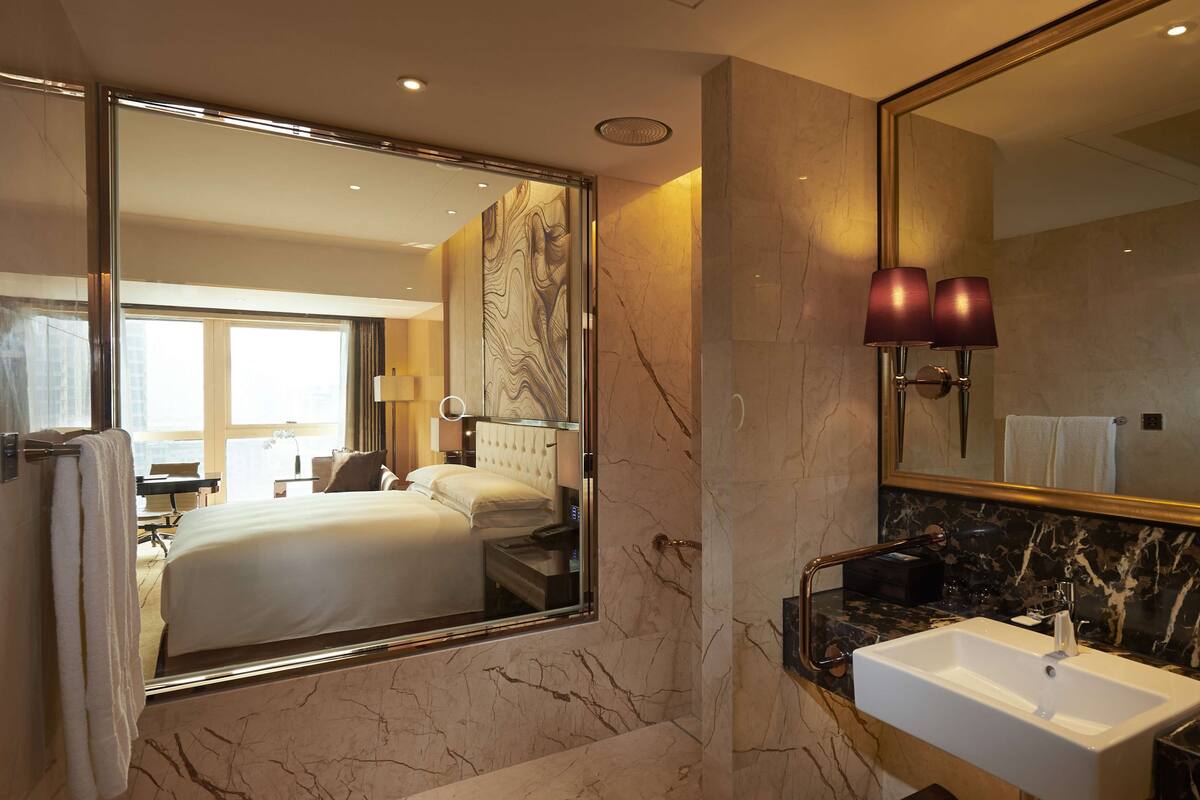 room, 1 king bed, accessible (guest) | in-room safe, blackout curtains, soundproofing, free cots/infant beds