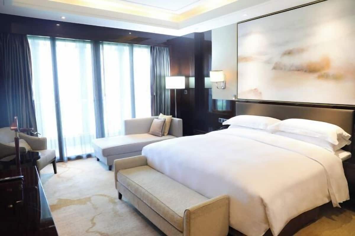 Bộ đồ giường cao cấp, minibar, két bảo mật tại phòng, bàn
