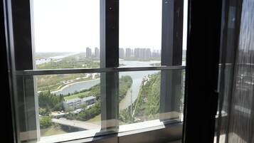 Peralatan tempat tidur premium, bar mini, peti besi dalam bilik, meja