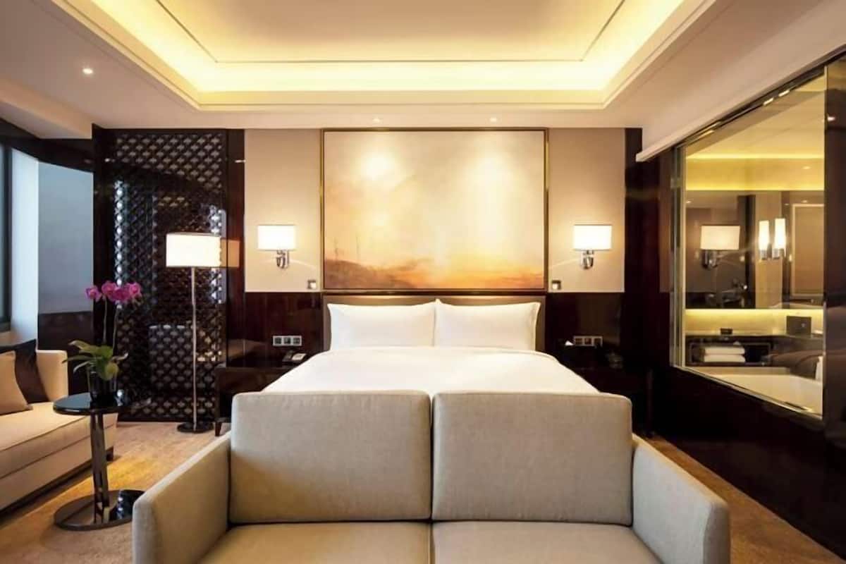 Bộ đồ giường cao cấp, minibar, két bảo mật tại phòng, bàn