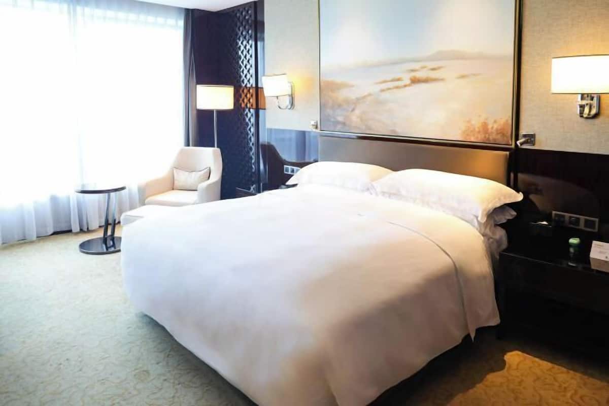 Premium bedding, minibar, in-room safe, desk