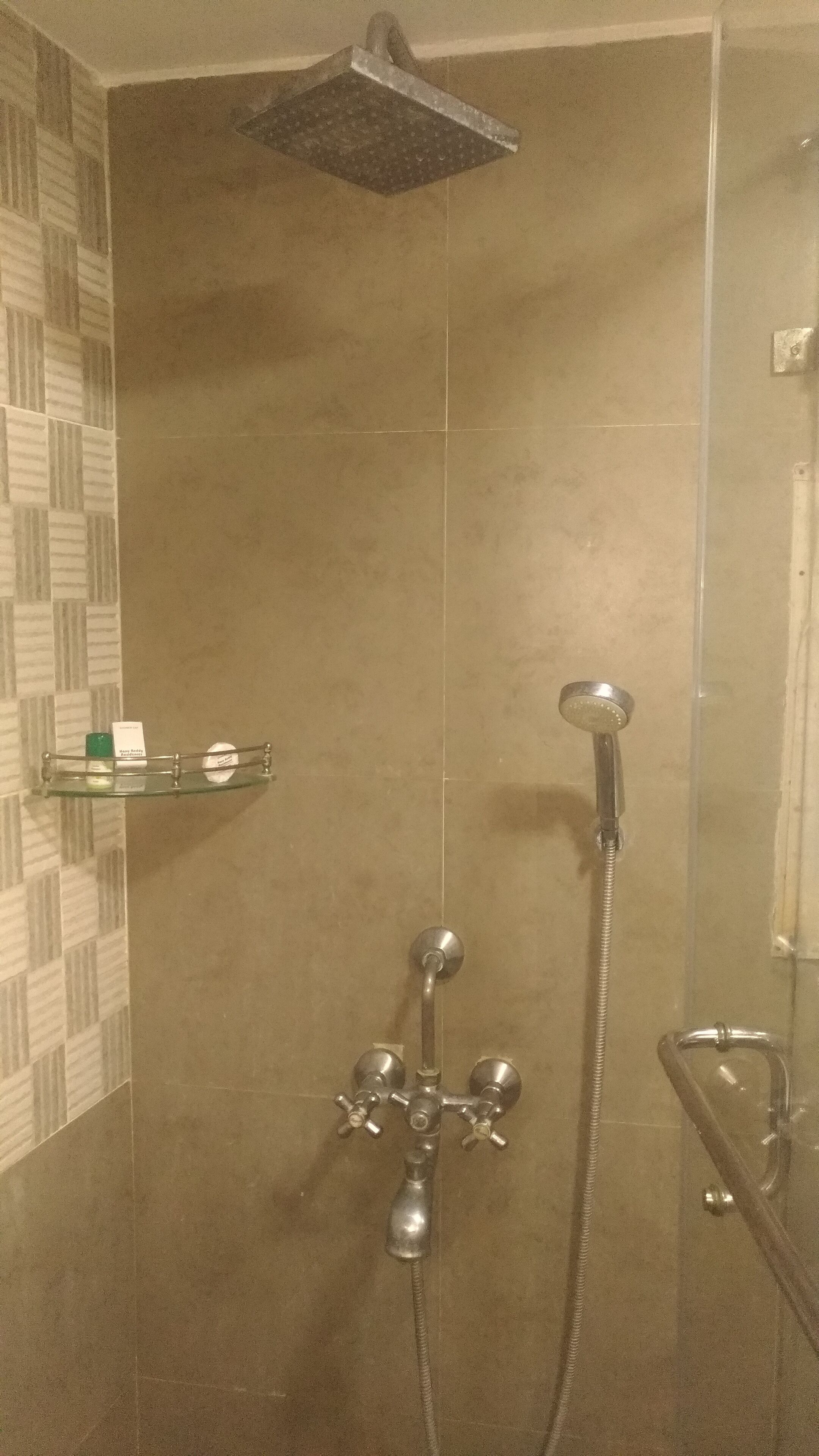 Ducha con cabezal de ducha de mano y grifo empotrado.