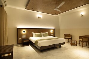 Minibar, in-room safe, individually furnished, desk - Hanu Reddy Residences, Poes Garden - Boutique Urban Retreat (Chennai)