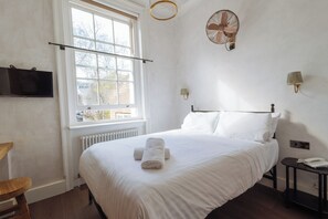 Deluxe Double Room, Ensuite, Garden View (OASIS) | Blackout drapes, iron/ironing board, free WiFi, bed sheets - Central Hotel (London)
