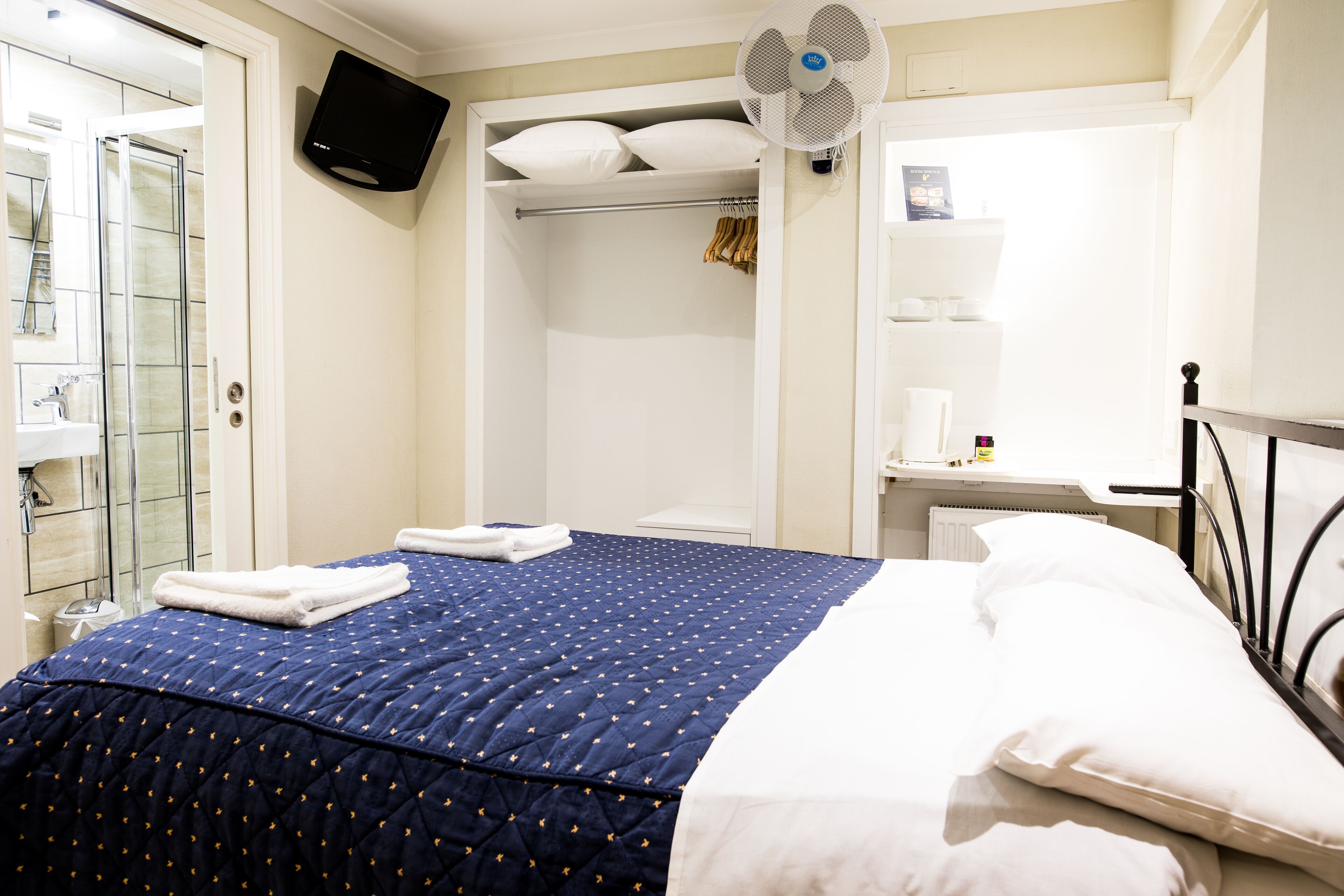 standard double room, ensuite | 1 bedroom, blackout curtains, iron/ironing board, free wifi