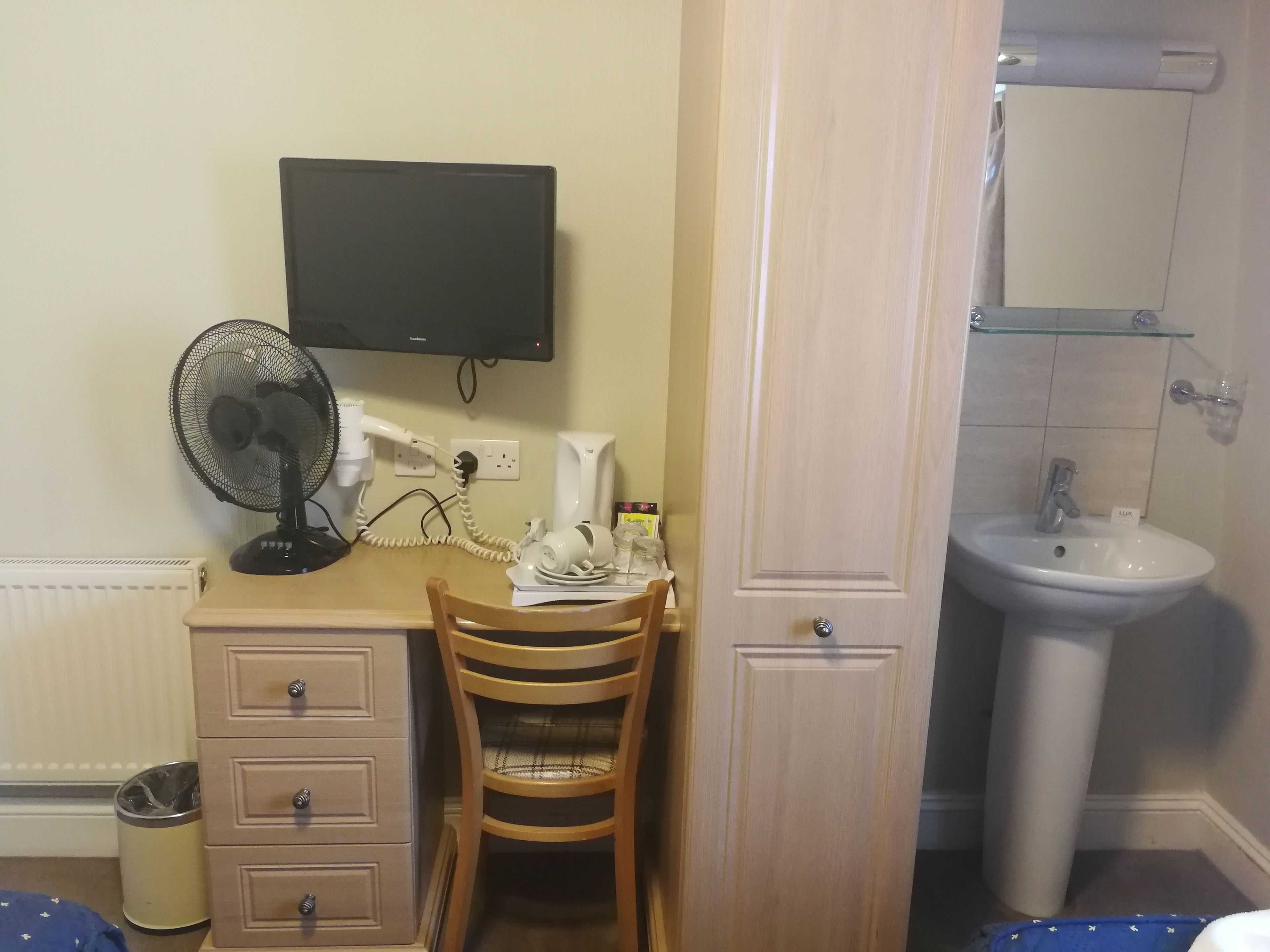 standard twin room, shared bathroom | 1 bedroom, blackout curtains, iron/ironing board, free wifi