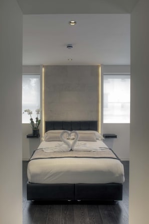 Quarto Casal | Camas com colchões pillow-top, cofres nos quartos, escrivaninha