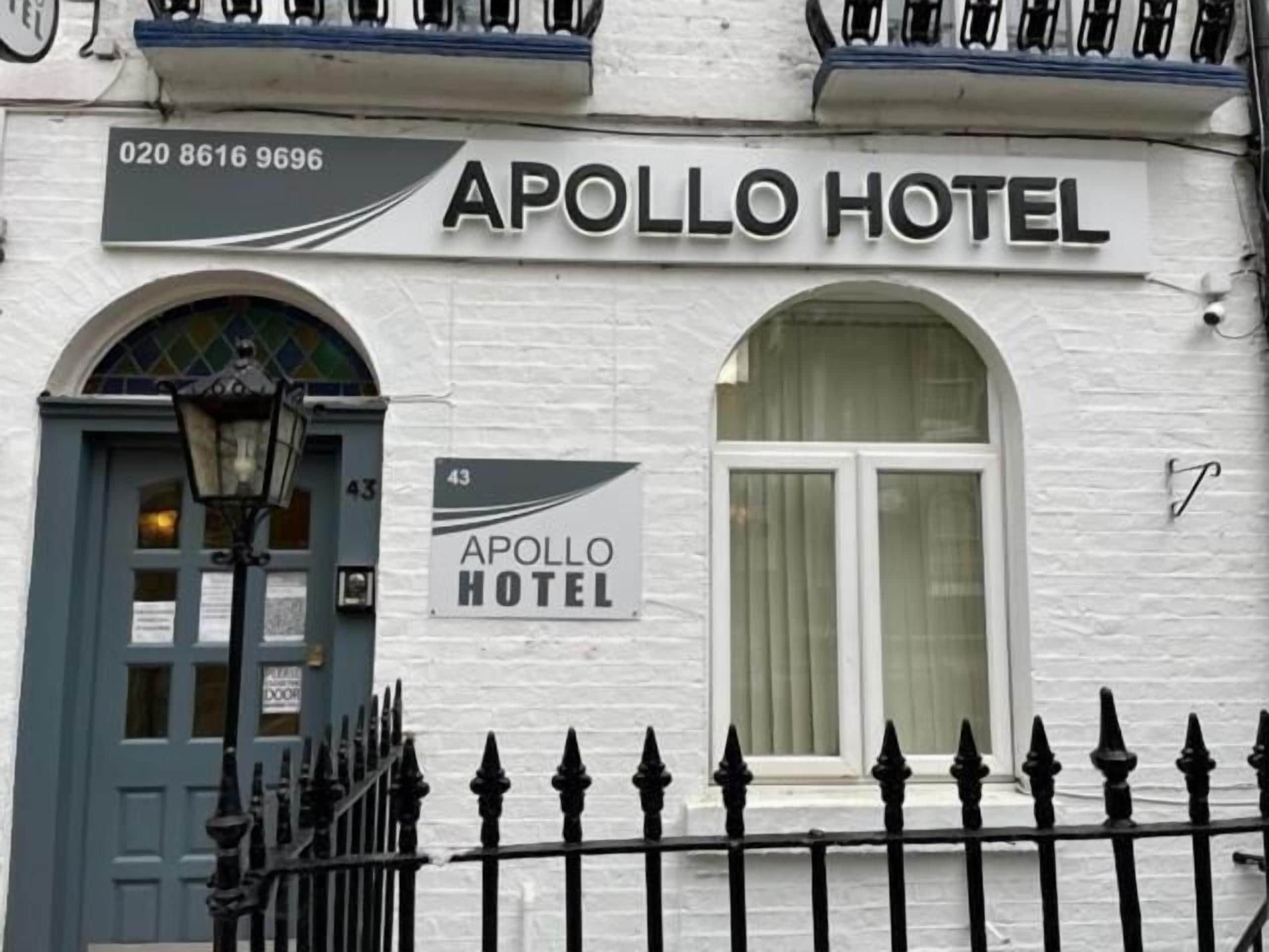Exterior del Hotel Apollo, con un cartel que muestra el nombre y número de contacto.