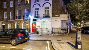 A hotel with a red door and a sign that reads "APOLLO HOTEL". - Apollo Hotel Kings Cross (London)