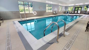 Piscina coperta, con ingresso dalle 06:00 alle 22:00, lettini