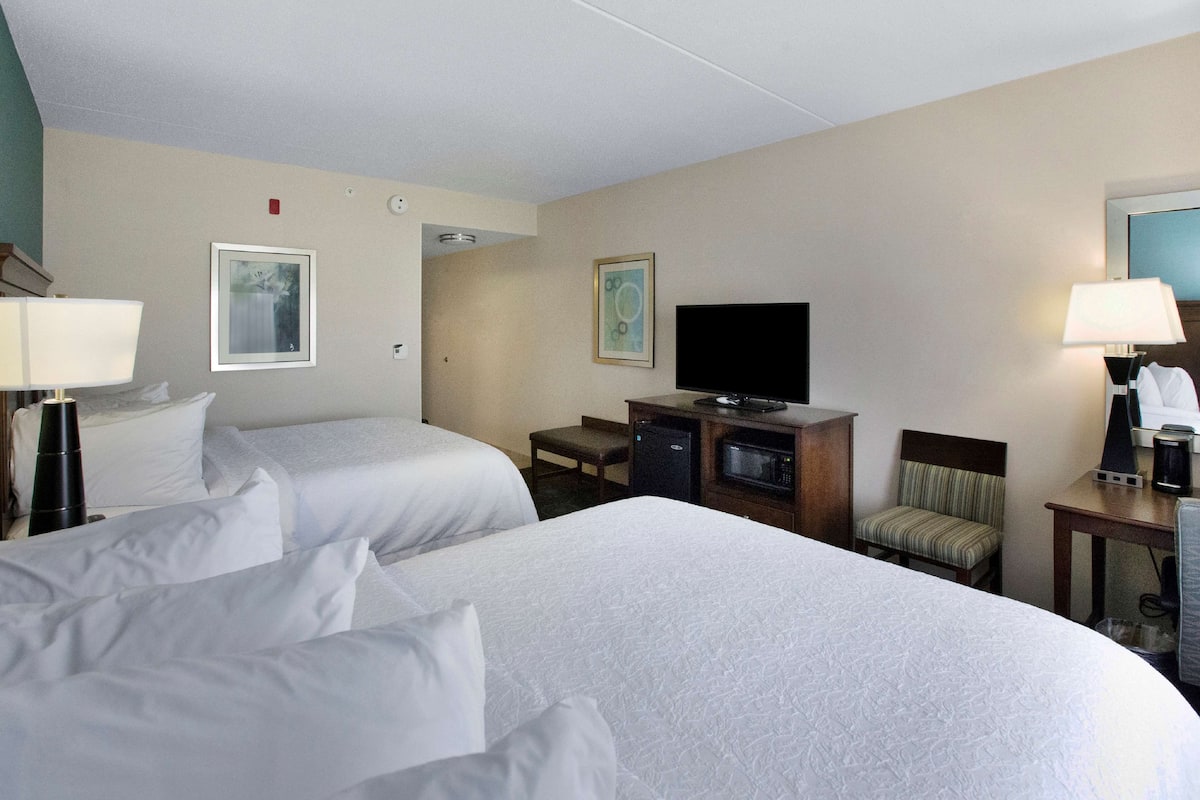 Room, 2 Katil Ratu (Queen), Accessible, Non Smoking | Meja, ruang kerja komputer riba, langsir/tirai gelap terus