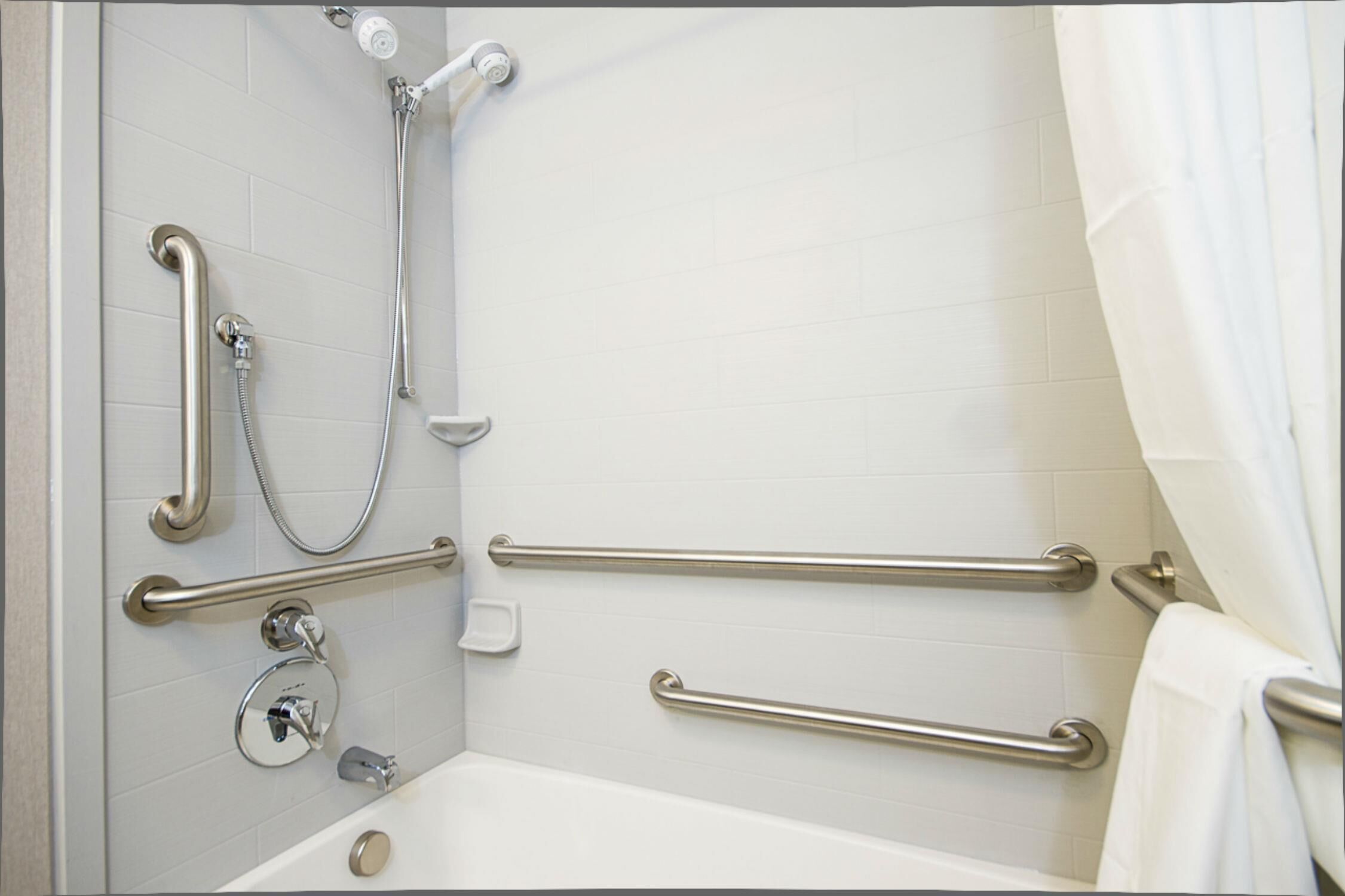 King, con acceso para personas discapacitadas, tina | Baño | Amenidades de baño gratuitas, secadora de cabello, toallas 