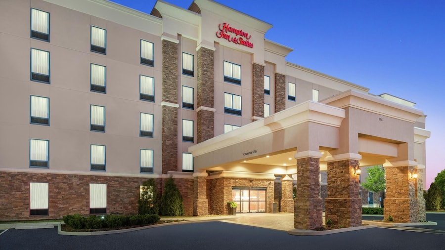 Hampton Inn & Suites Roanoke Airport
