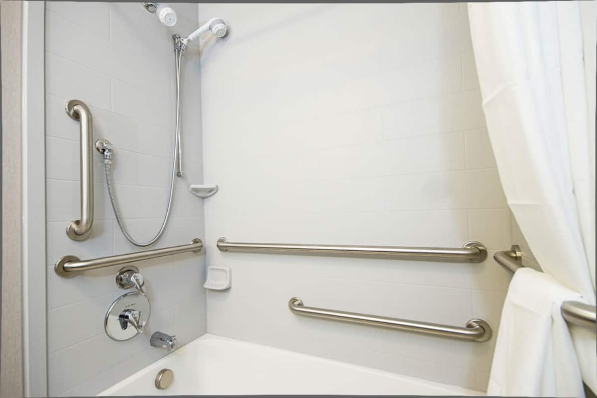 King, con acceso para personas discapacitadas, tina | Baño | Amenidades de baño gratuitas, secadora de cabello, toallas