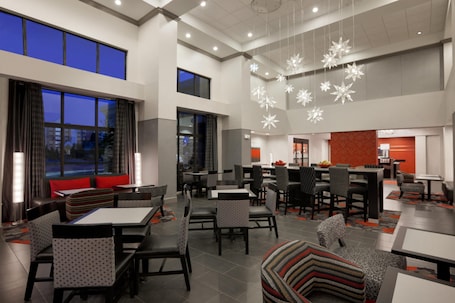 Reception. Hampton Inn & Suites Roanoke Airport