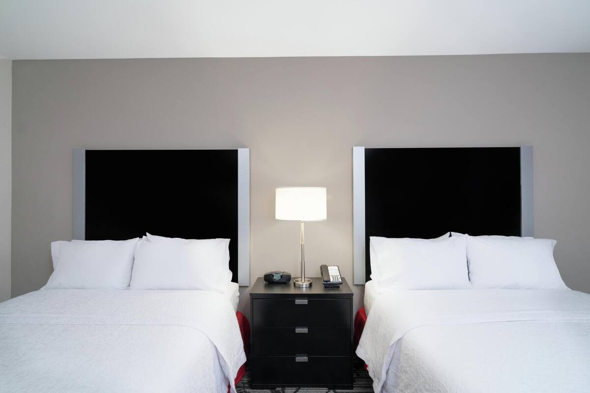 ملاءات من القطن المصري وأغطية فراش متميزة وخزنة داخل الغرفة وستائر تعتيم