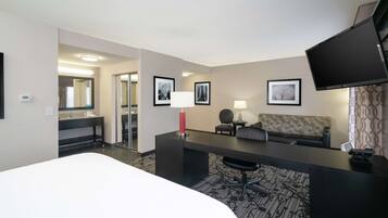 King, Studio Suite | Egyptian cotton sheets, premium bedding, in-room safe, blackout curtains
