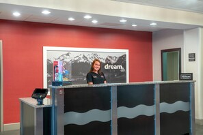 Reception - Hampton Inn & Suites Roanoke Airport (Roanoke)