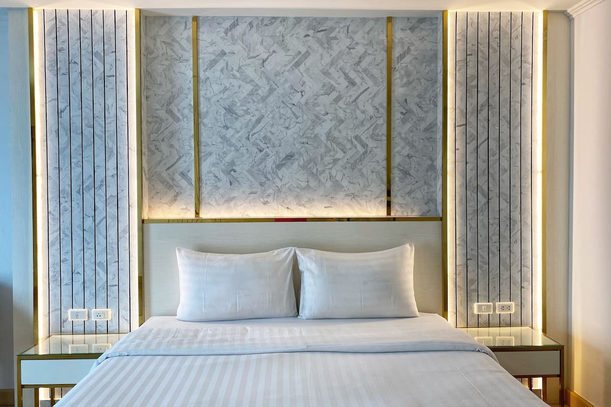 Deluxe Pool View Double Room | Minibar, coffres-forts dans les chambres, bureau