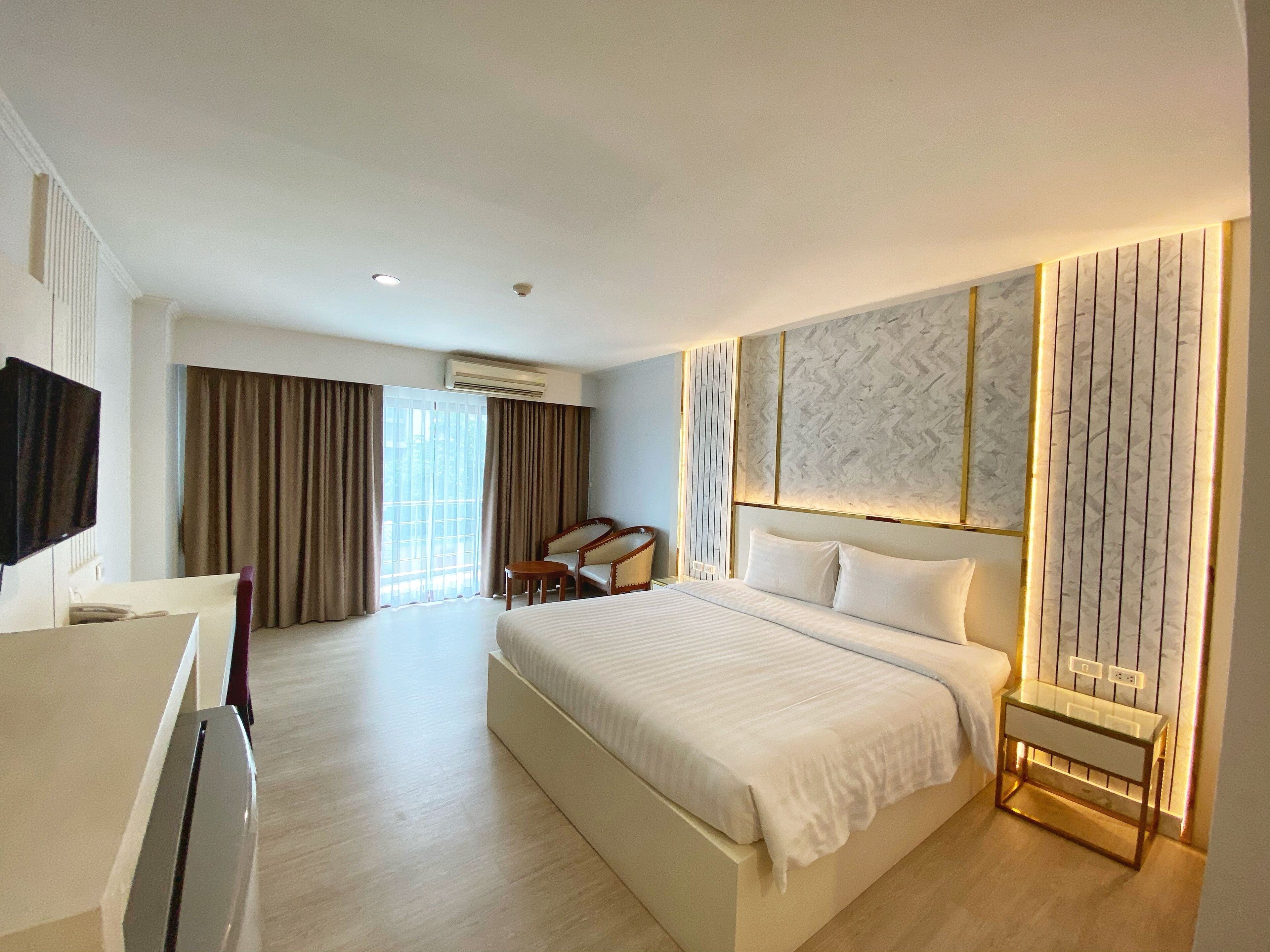 Deluxe Pool View Double Room | 迷你吧、客房内保险箱、办公桌、熨斗/熨板