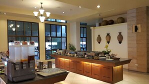 A modern kitchen with a central island, large windows, and decorative vases on the wall. - Best Beach Villa (Pattaya)