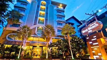 Fachada da propriedade à noite