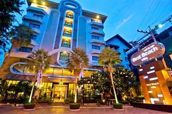 Front of property – evening/night - Best Beach Villa (Pattaya)