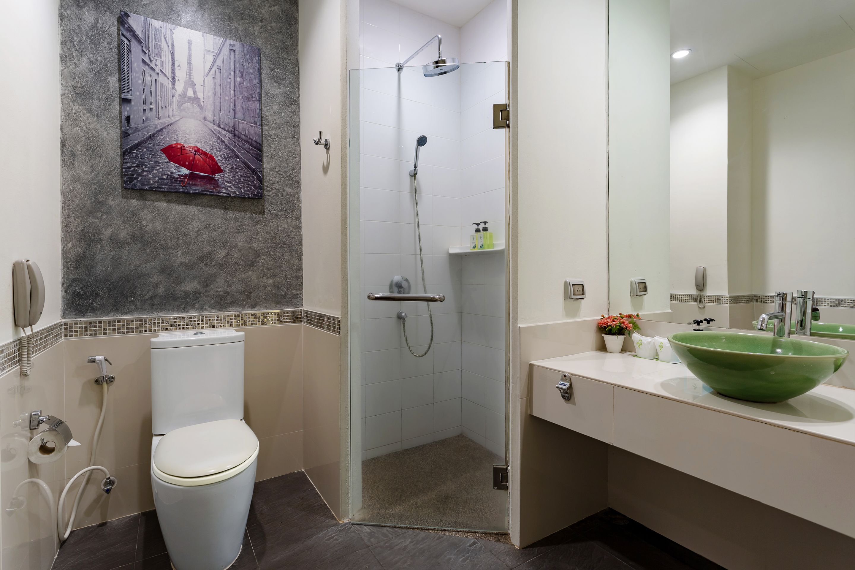 Un baño moderno con inodoro, ducha y lavamanos.