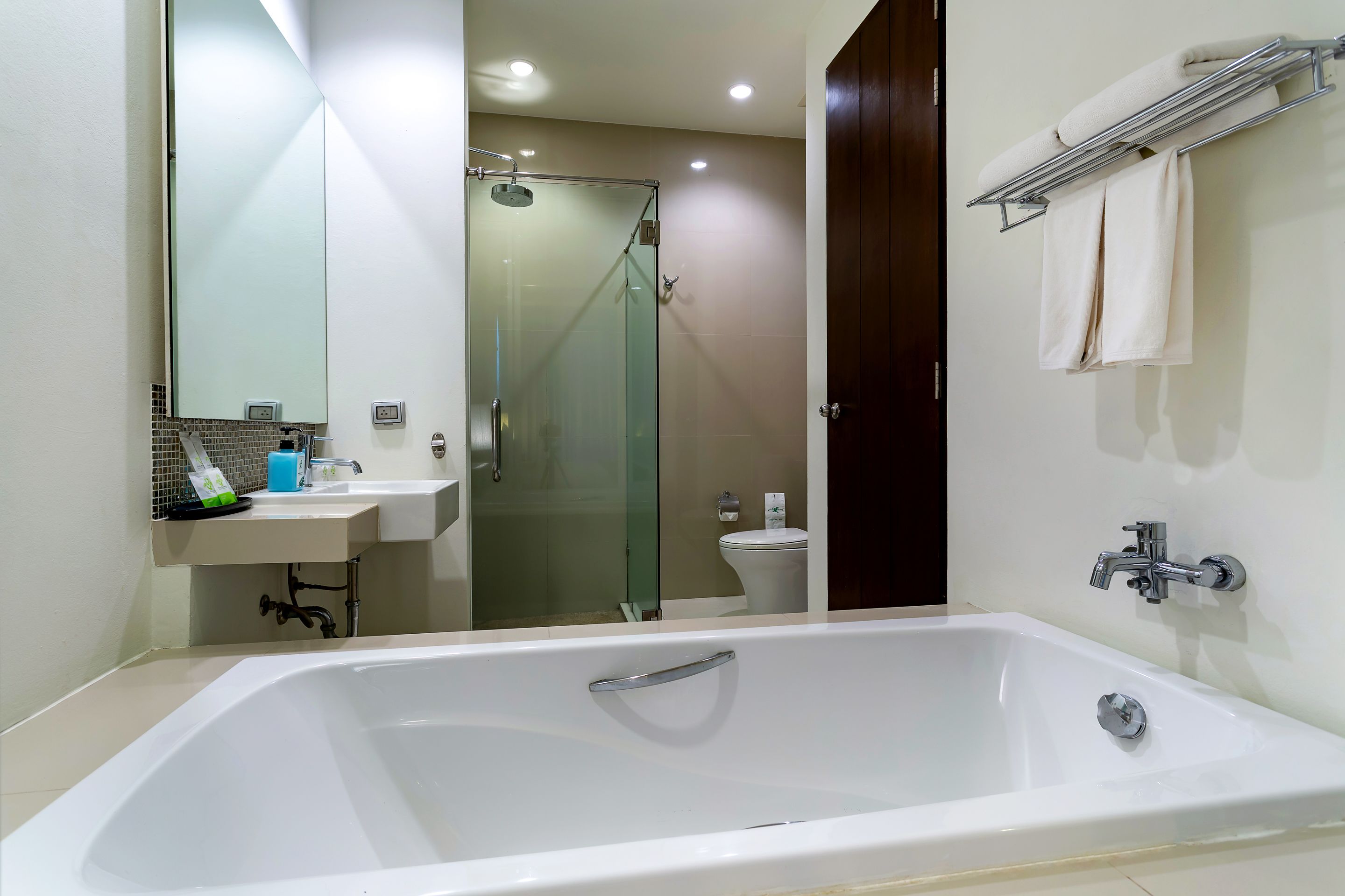 separate bathtub and shower, rainfall showerhead, free toiletries